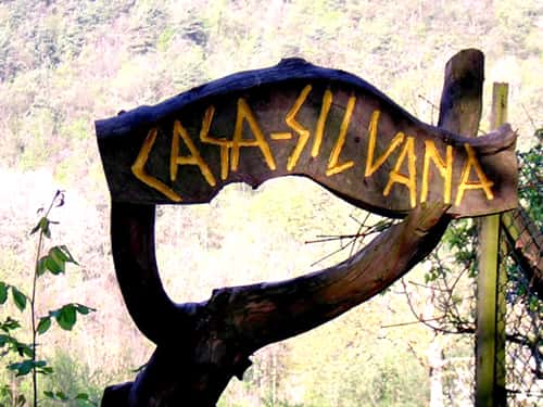 Holzschild «Casa Silvana» am Haus